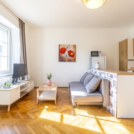 Appartamento Next To Stadion, Near To Lainzer Tiergarten Vienna Esterno foto